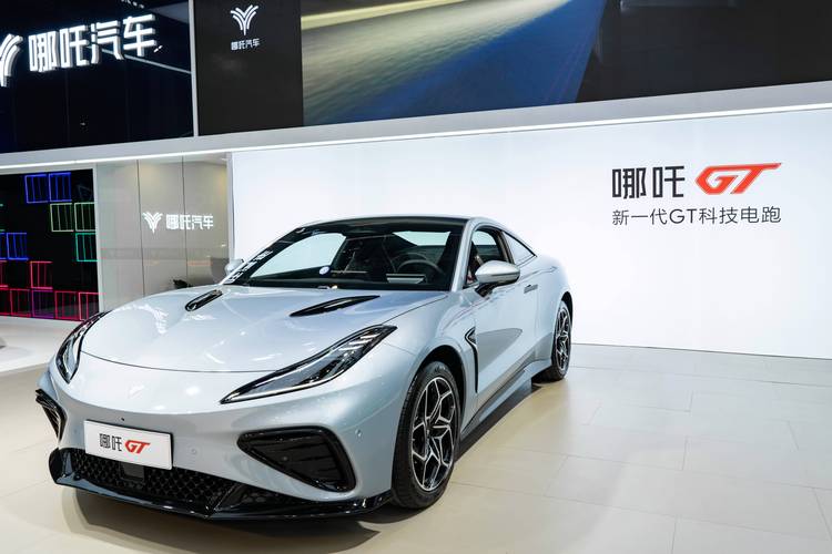 重庆226哪吒汽车在智能汽车领域的表现，领途汽车在新能源汽车市场中的影响力